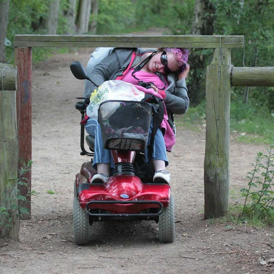 Dame in een rolstoel loopt vast op een hekje. Gebruikt voor artikel Gelijk is gelijk