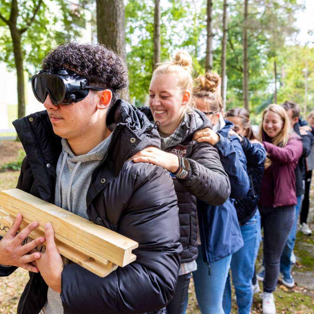 sportkunde deeltijd studenten doen blindeeropdracht buiten