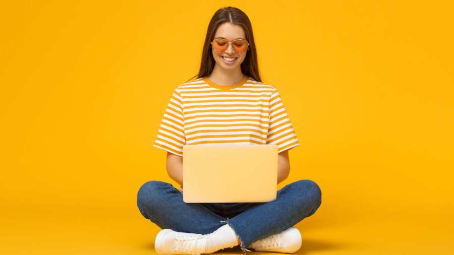student op laptop geel uitzoeken regelen