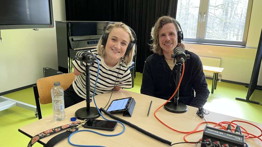 Foto van Rutger van den Berg en Eva Eikhout tijdens het opnemen van de voltijd podcast voor de HAN.