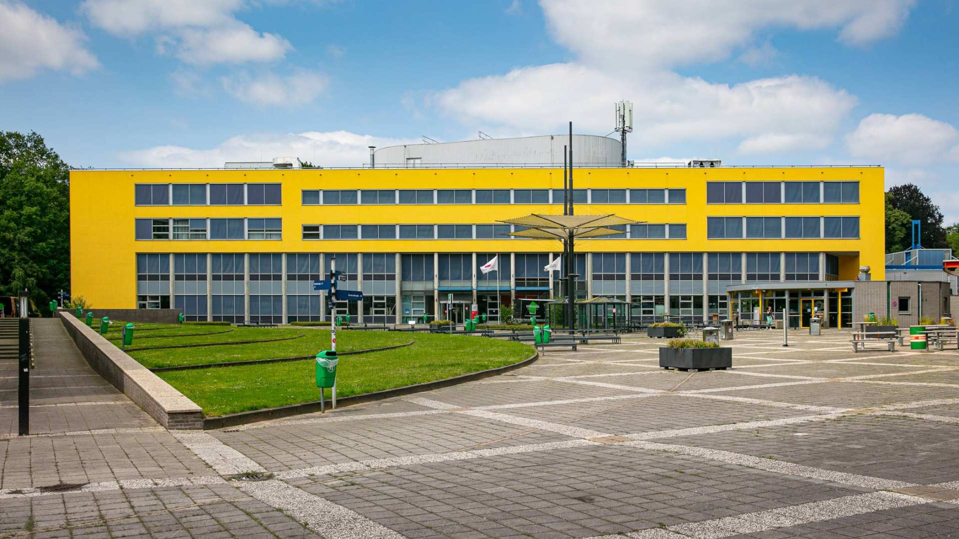 Arnhem, gebouw, Ruitenberglaan 29, vooraanzicht, geel, Automotive