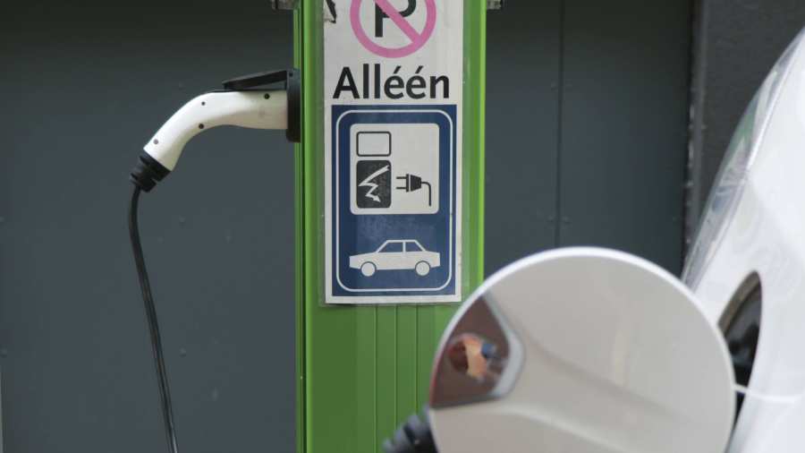 Groene Laadpaal met bordje duiding alleen parkeren met e-voertuig