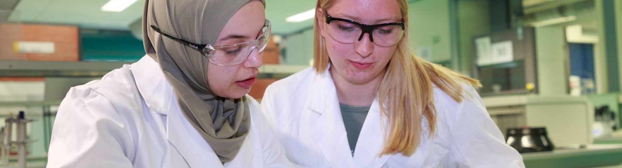 Studenten master Molecular Life Sciences Lisan Scholten en Nouhaila Belkassem tijdens een praktijkles op het lab