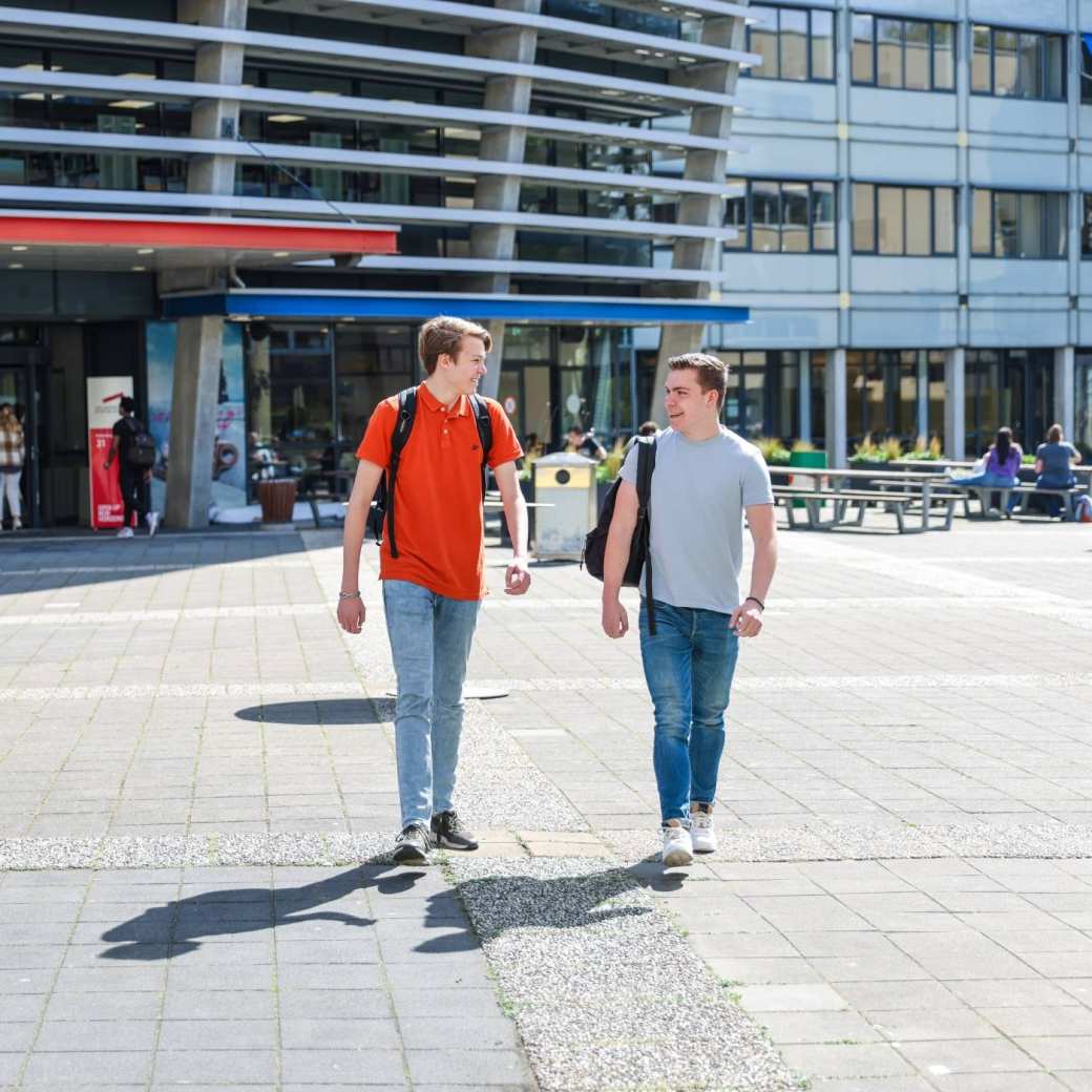 Logistics Management voltijd, foto 8504, studenten lopen buiten op het plein in Arnhem