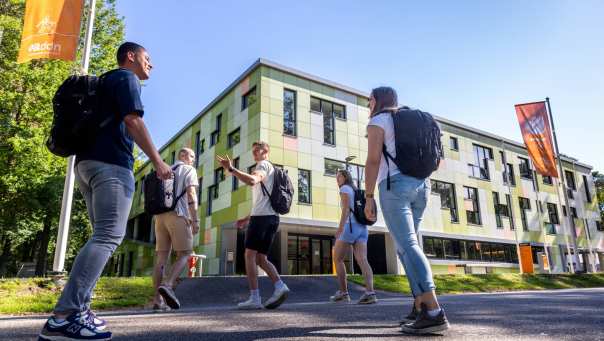 master sport- en beweeginnovatie voltijd studenten lopen buiten van achterzijde in beeld justin antonio tristan en saskia 2022