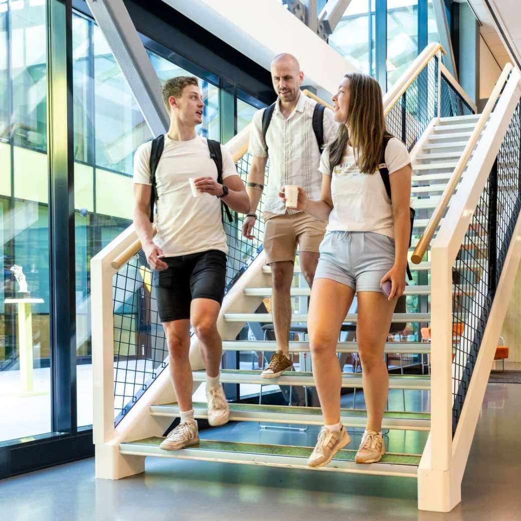 master sport- en beweeginnovatie voltijd studenten lopen van de trap af op papendal justin antonio en saskia lopen trap af en mano en tristan lopen naast de trap 2022