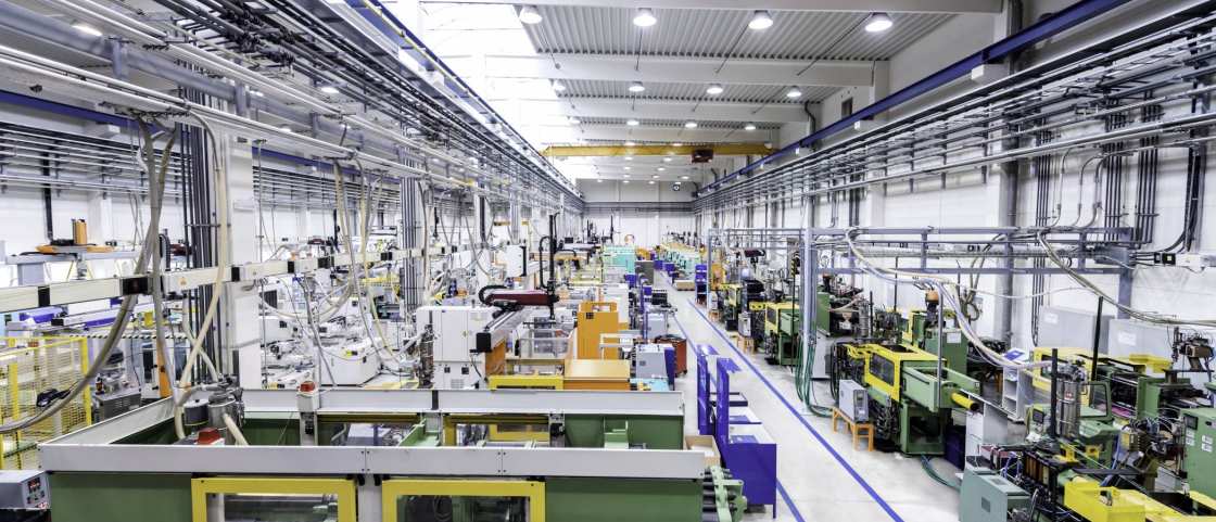 Productievloer in fabriek met robots