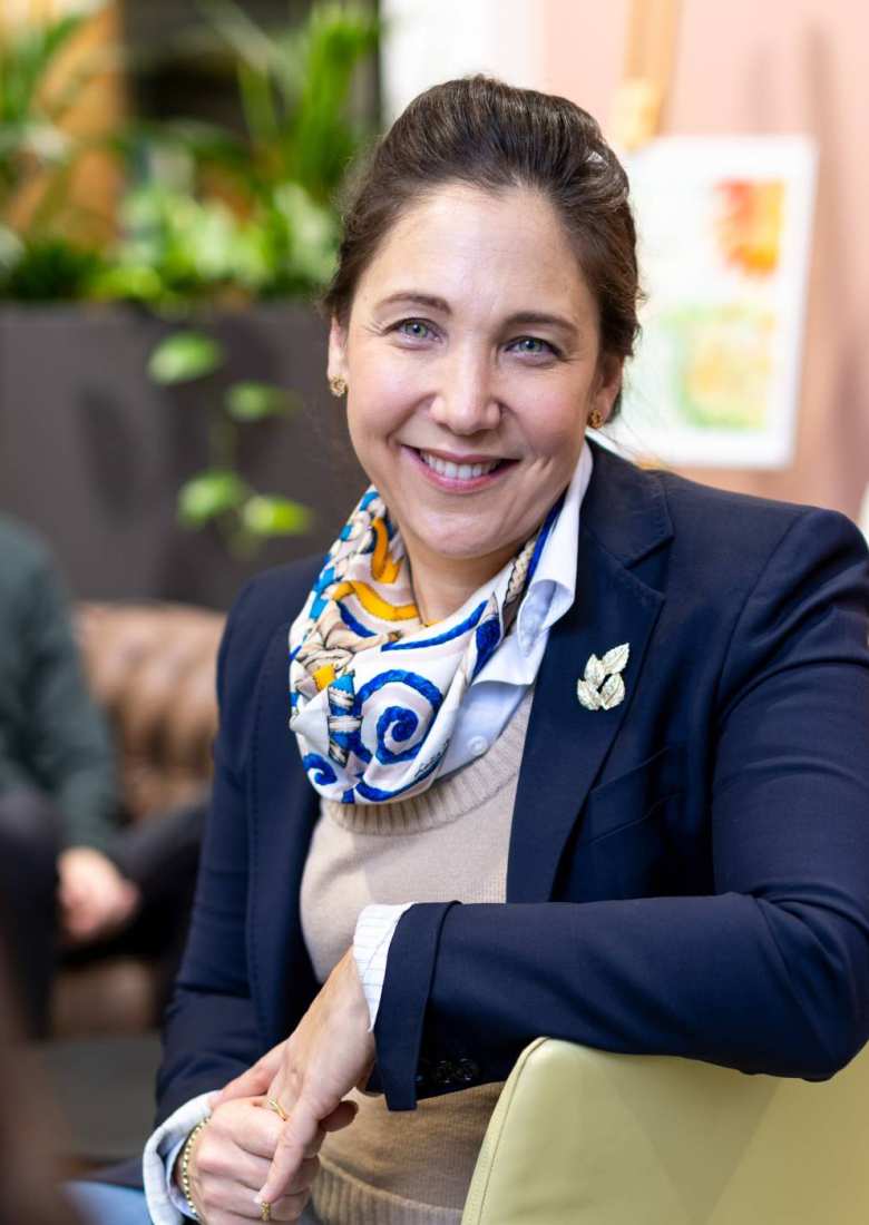 Nicole Osentoski. Wit shirt, sjaal en donkerblauw jasje. Portret t.b.v. promotie Employer Branding