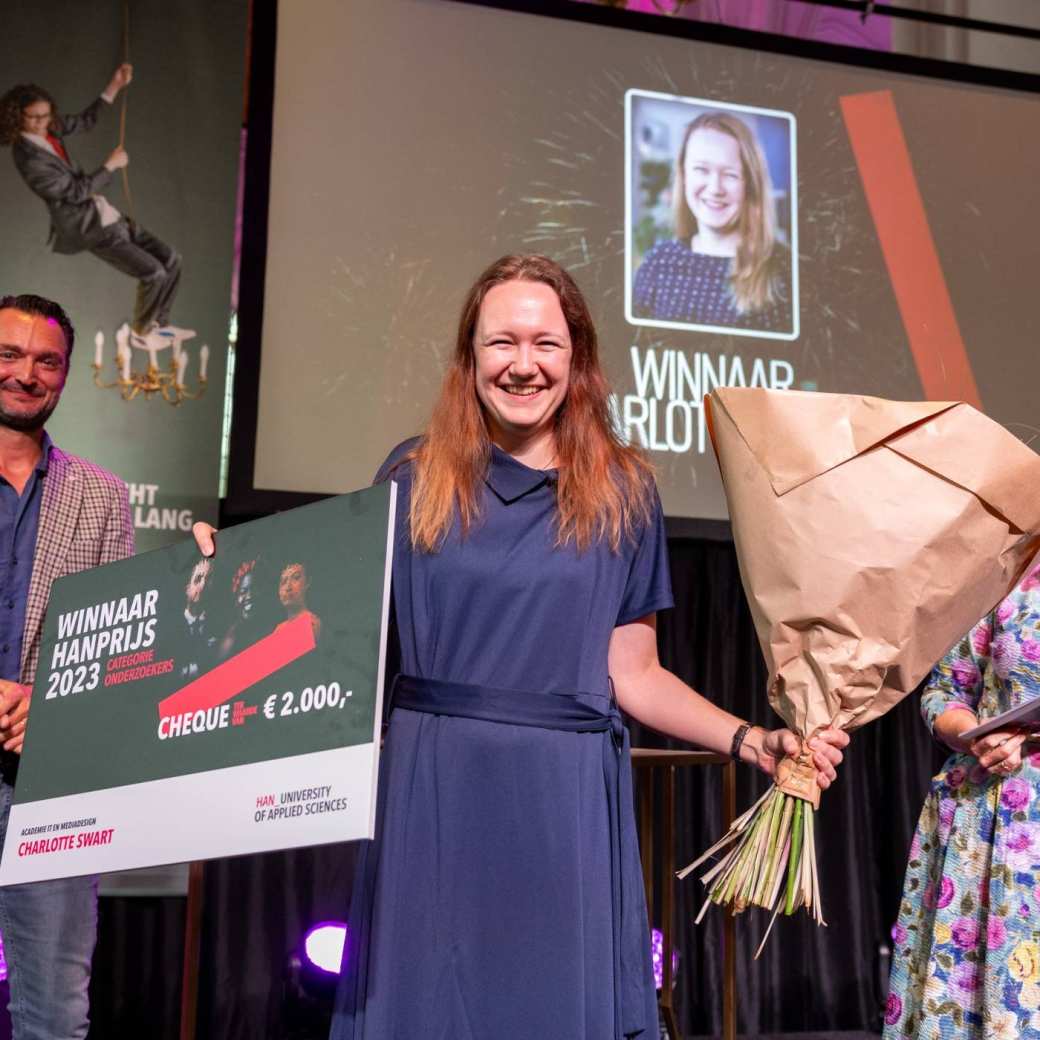 Onderzoeker Charlotte Swart neemt de HAN Prijs in ontvangst in de Stevenskerk in Nijmegen