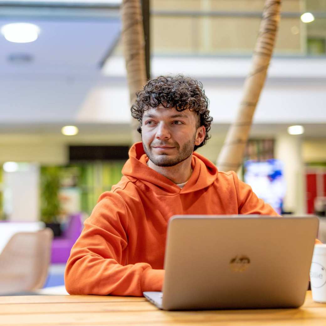 HAN Accountancy student achter de laptop