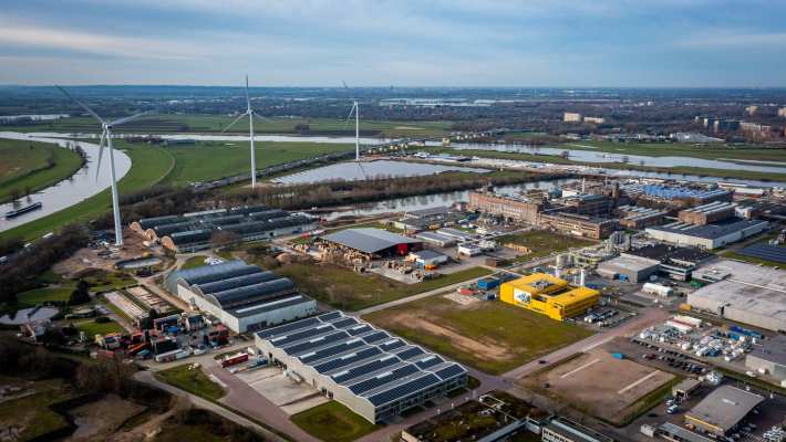 Luchtfoto van Industriepark Kleefse Waard (IPKW) waar door de Academie Engineering en Automotive o.a. projecten met waterstof worden uitgevoerd. 