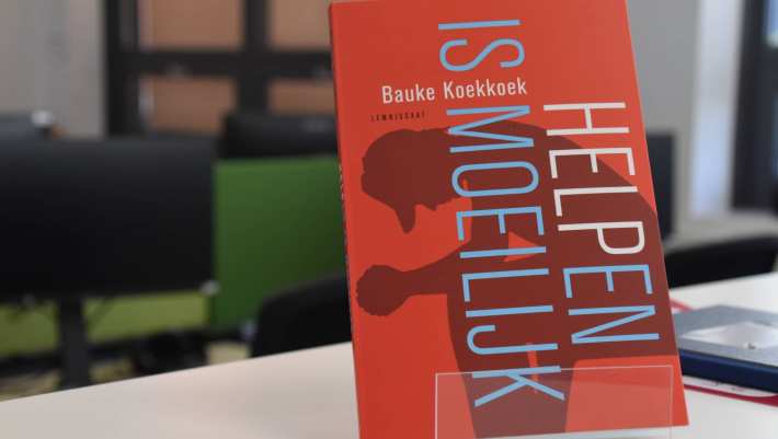 Onbegrepen-gedrag-zorg-en-samenleving_Cover-Helpen-is-moeilijk-boek-Bauke-Koekkoek_2022