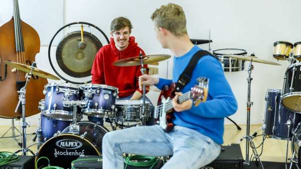 2 jongens, studenten Social Work, zijn voor een creatief vak muziek aan het maken op de HAN in Nijmegen.