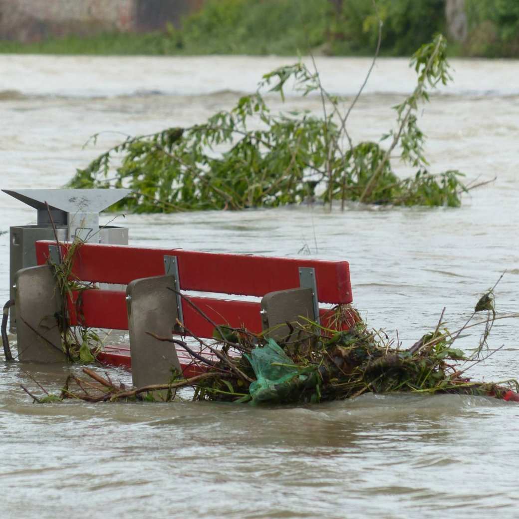 een bankje dat last heeft van een overstroming.