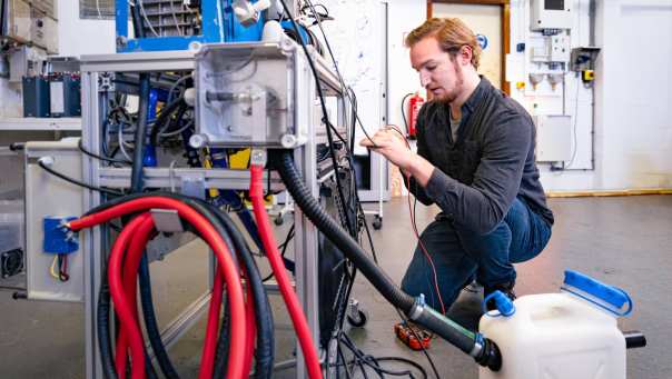 Ruben Bruins werkt bij de waterstof brandstofcel H2lab Waterstoflab IPKW