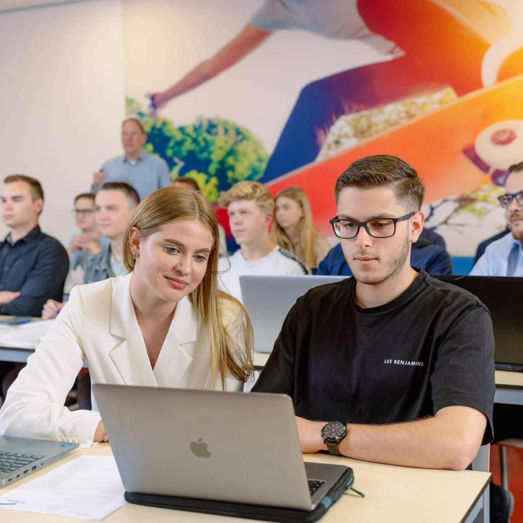 Een klas Finance & Control studenten aan het werk op de leslocatie in Arnhem