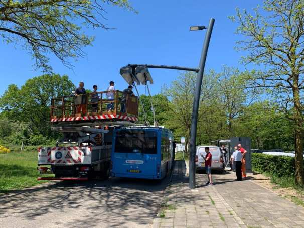 Studenten werktuigboukunde en elektrotechniek werken aan de elektrische trolleybus in Arnhem (NH)