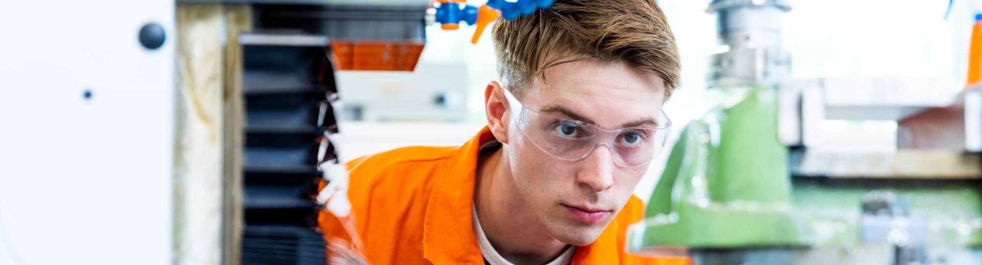 Mechanical Engineering - Werktuigbouwkunde - student behind milling machine