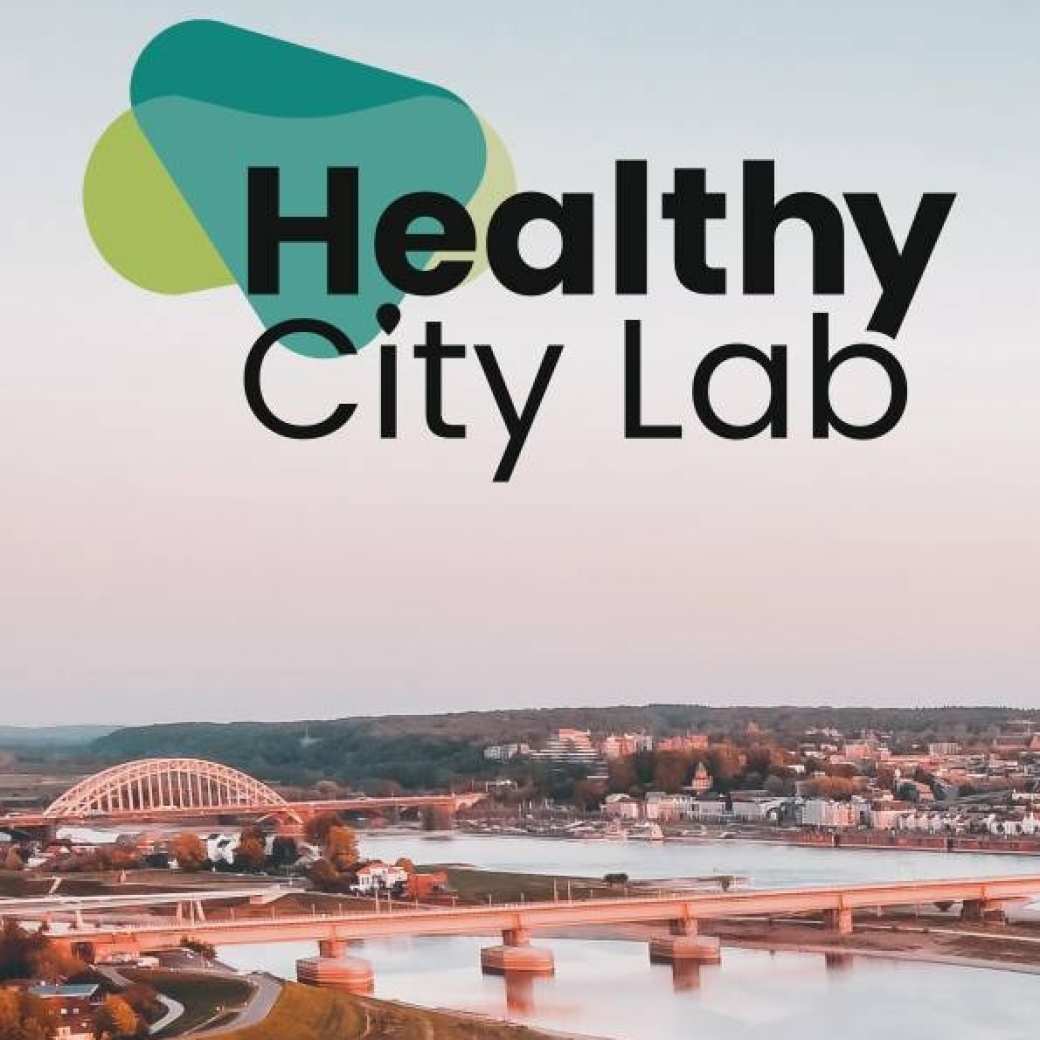 Afbeelding van de Waal in Nijmegen met de tekst Healthy City Lab bovenaan de afbeelding