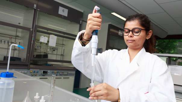Shanaya pipetteert op het chemielab