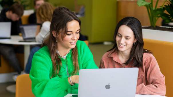 Studenten Logopedie studeren samen laptop