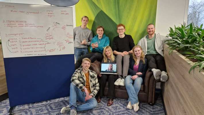 Groepsfoto studenten master circulaire economie die meededen aan de Nationale Hackathon Circulaire Economie 2023