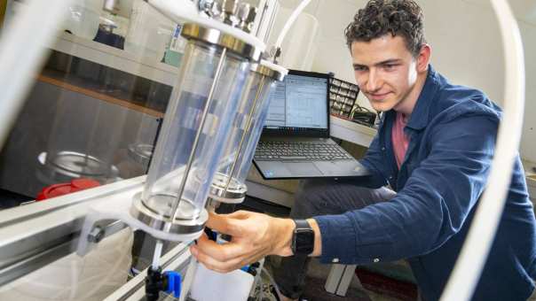 Tim Vianen, student Werktuigbouwkunde, doet onderzoek in het waterstoflab van de HAN.