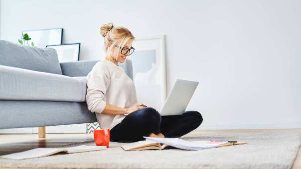 Een vrouw meldt zich aan voor de studie Social Work aan de HAN. Dat doet ze eenvoudig in 6 stappen via haar laptop.