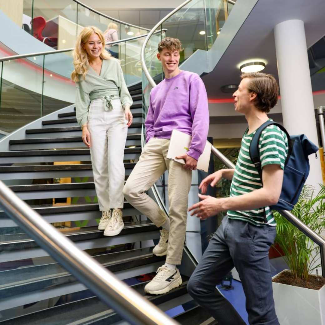 bedrijfskunde voltijd, foto 6997, studenten staan op de trap, in gesprek