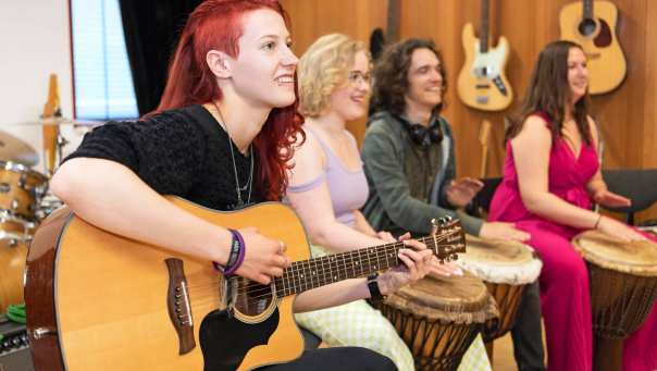 Studenten maken muziek in muzieklokaal