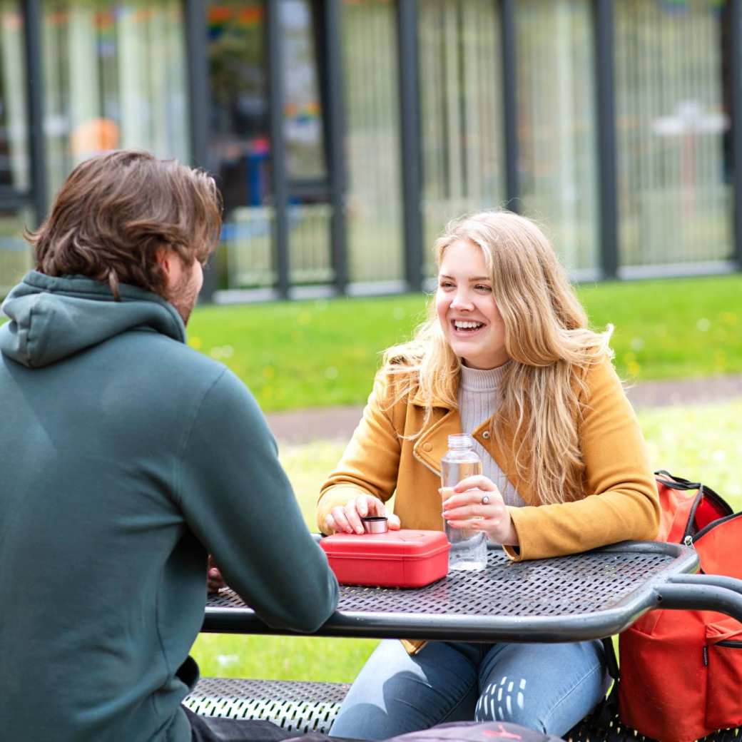 Kapittelweg 33 Nijmegen Ergotherapie studeren hbo opleiding studenten buiten aan picknicktafel
