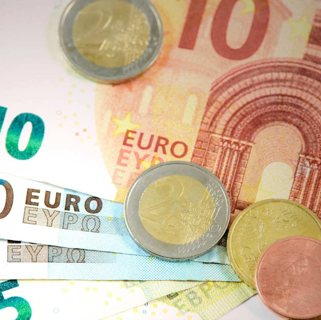 Close-up van euromunten en briefgeld