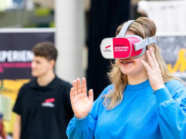 Toekomstige student heeft een VR bril op