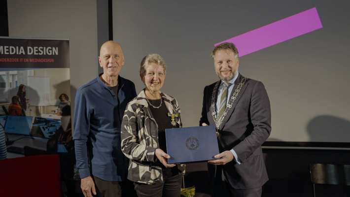 Lector Media Design Thea van der Geest ontvangt een Koninklijke Onderscheiding van burgemeester Dadema