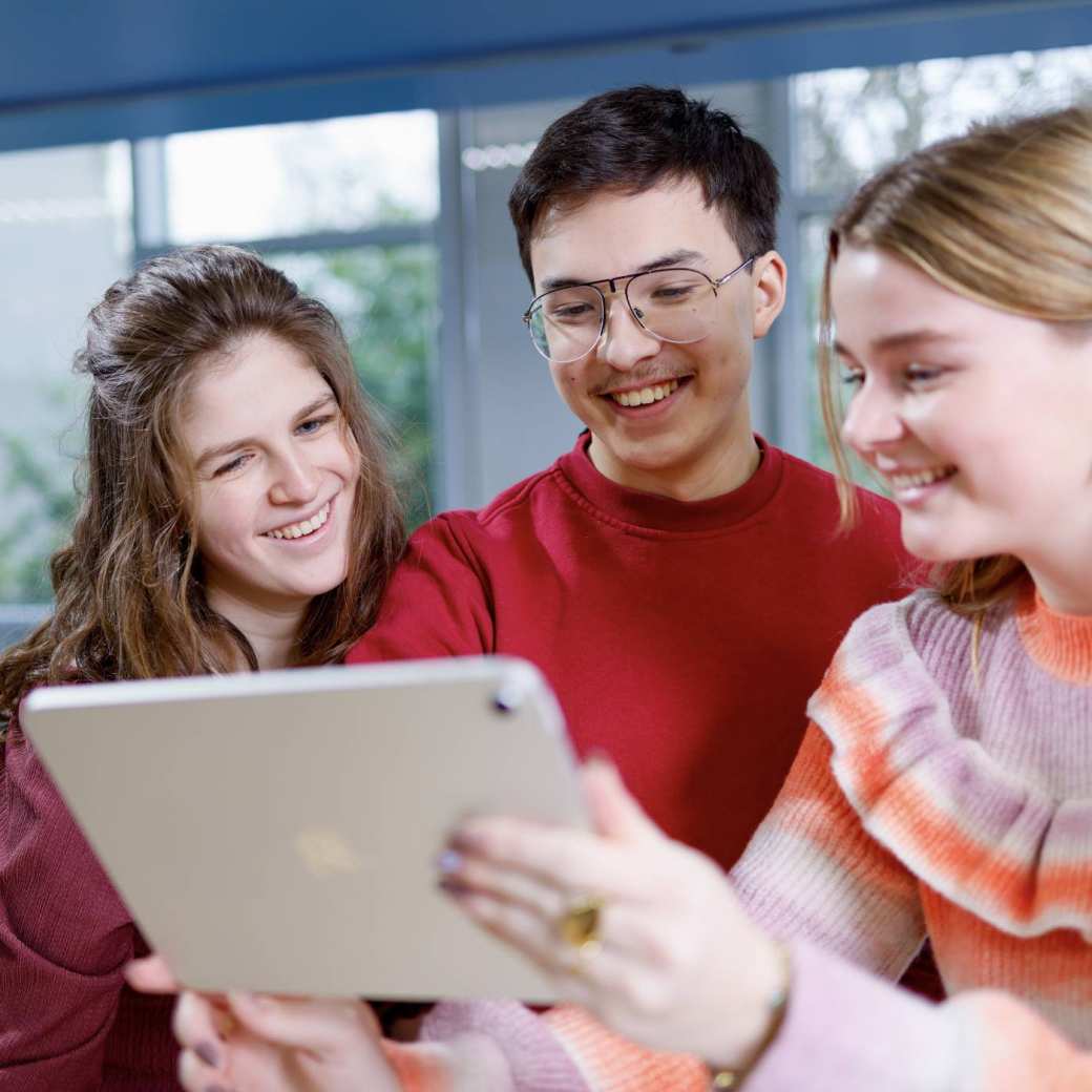 HAN Academie Educatie, Pabo, Pabo-ALO, ALPO, voltijd en deeltijd, studenten kijken samen op ipad lachen, 2024