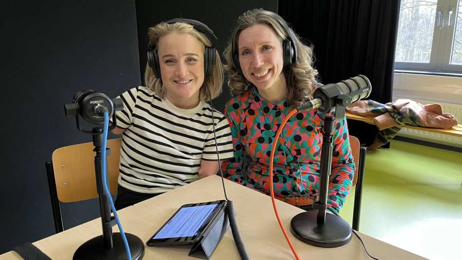 Foto van Evelyne Meens en Eva Eikhout tijdens het opnemen van de voltijd podcast voor de HAN.