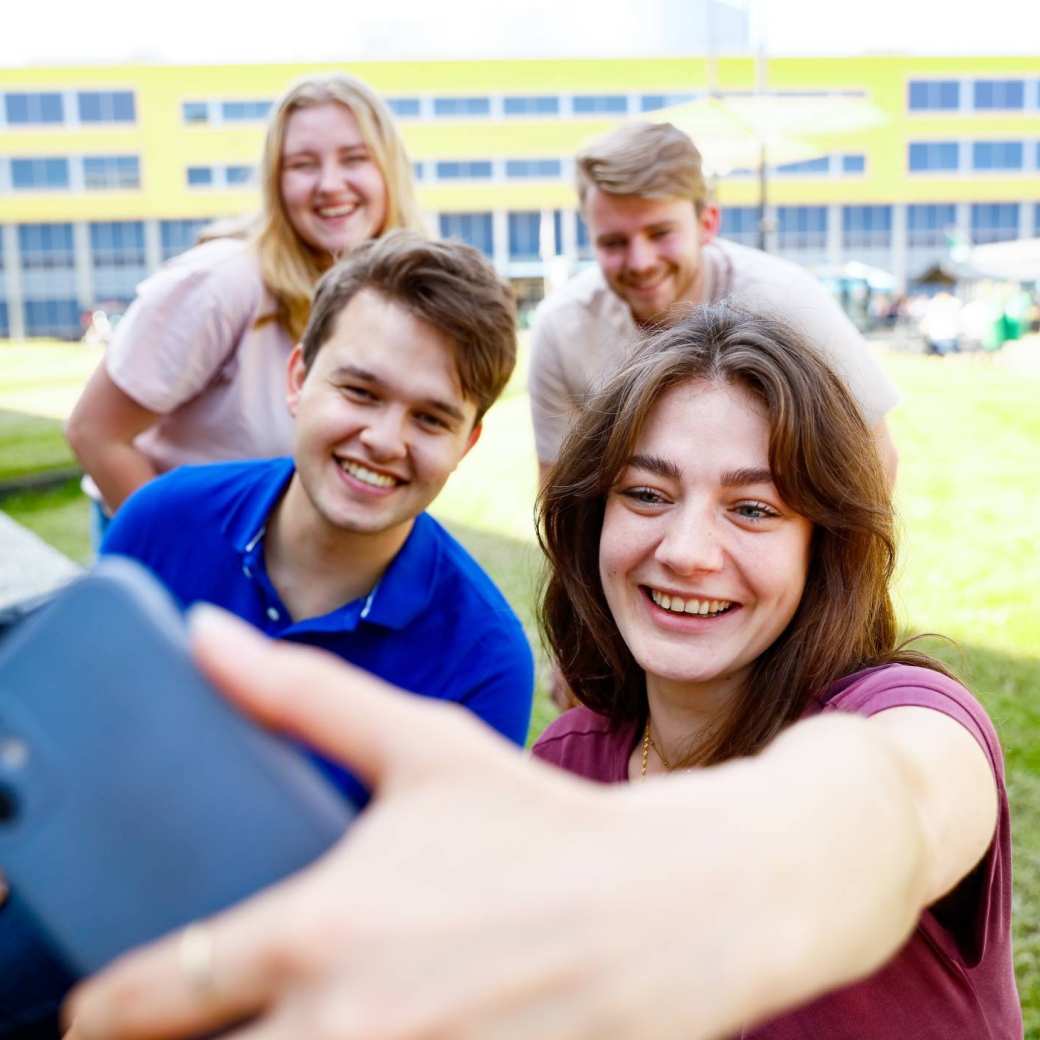 Studenten buiten mobiel selfie