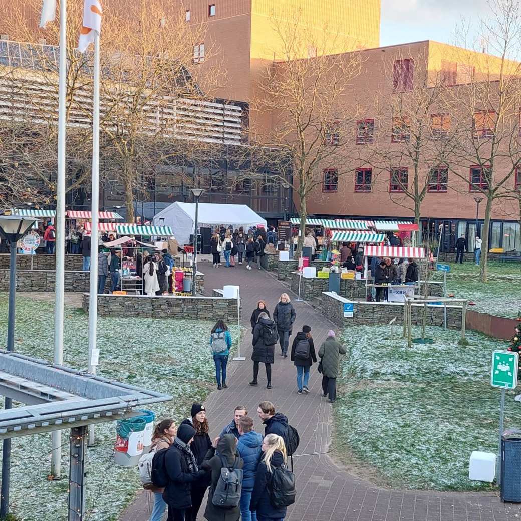 Kerstmarkt op het plein bij de Kapittelweg 33 in Nijmegen