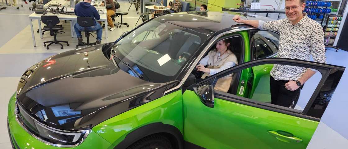 HAN Automotive heeft een Opel Mokka-e ontvangen vanuit partner NRF met als doel om met deze moderne elektrische auto onderzoek te doen binnen het hbo onderwijs.