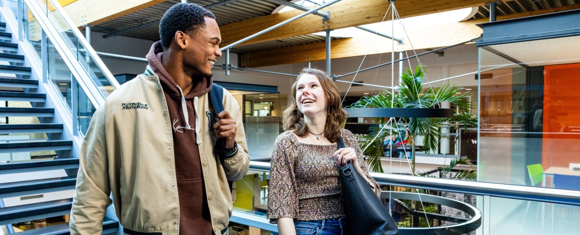 studenten van learning and development lopen door de gang in de HAN campus