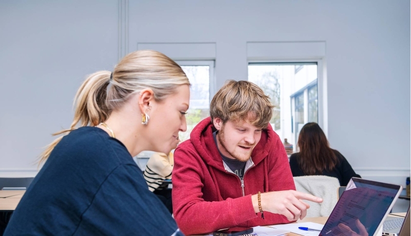 Studenten hbo social work deeltijd in leslokaal