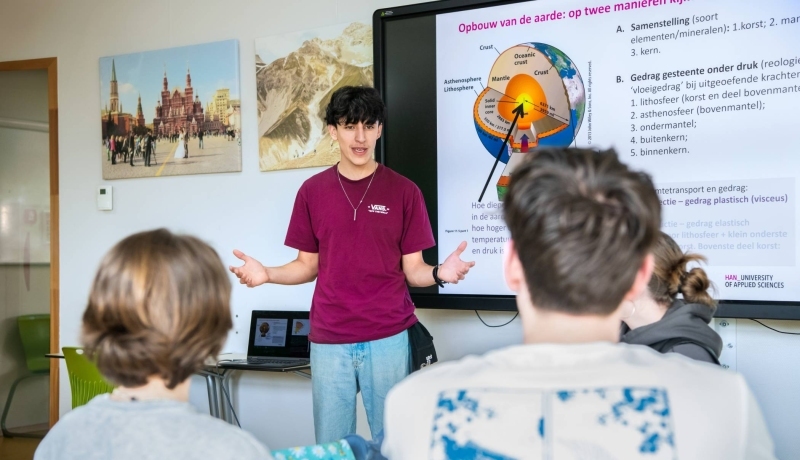 Twee studenten van HAN Leraar Aardrijkskunde lezen in de atlas.