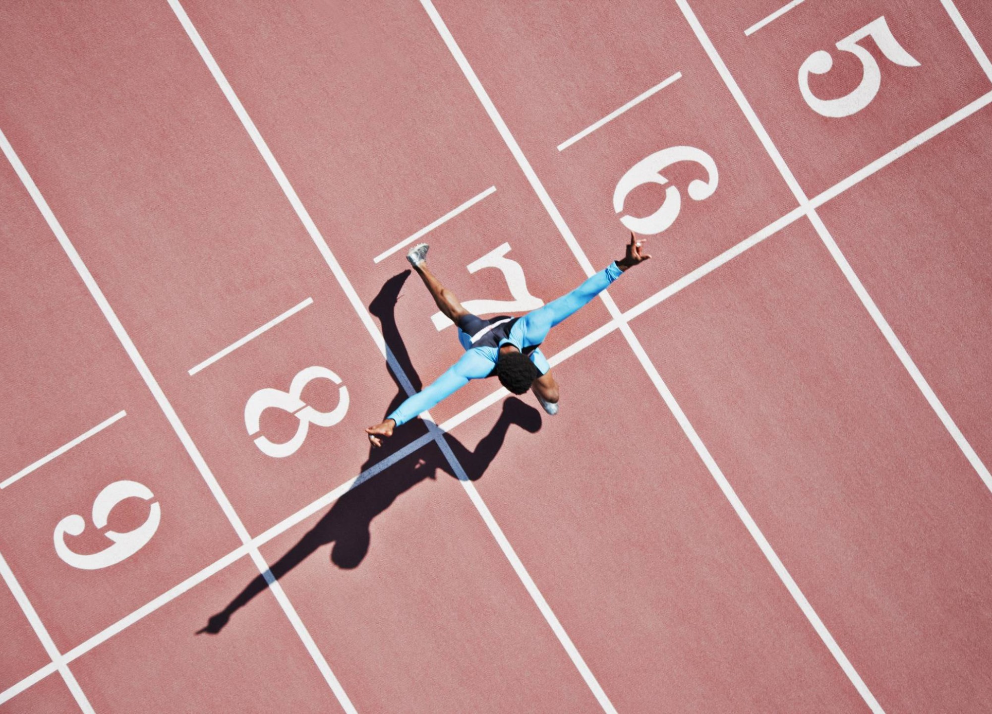 De finish over op een atletiekbaan