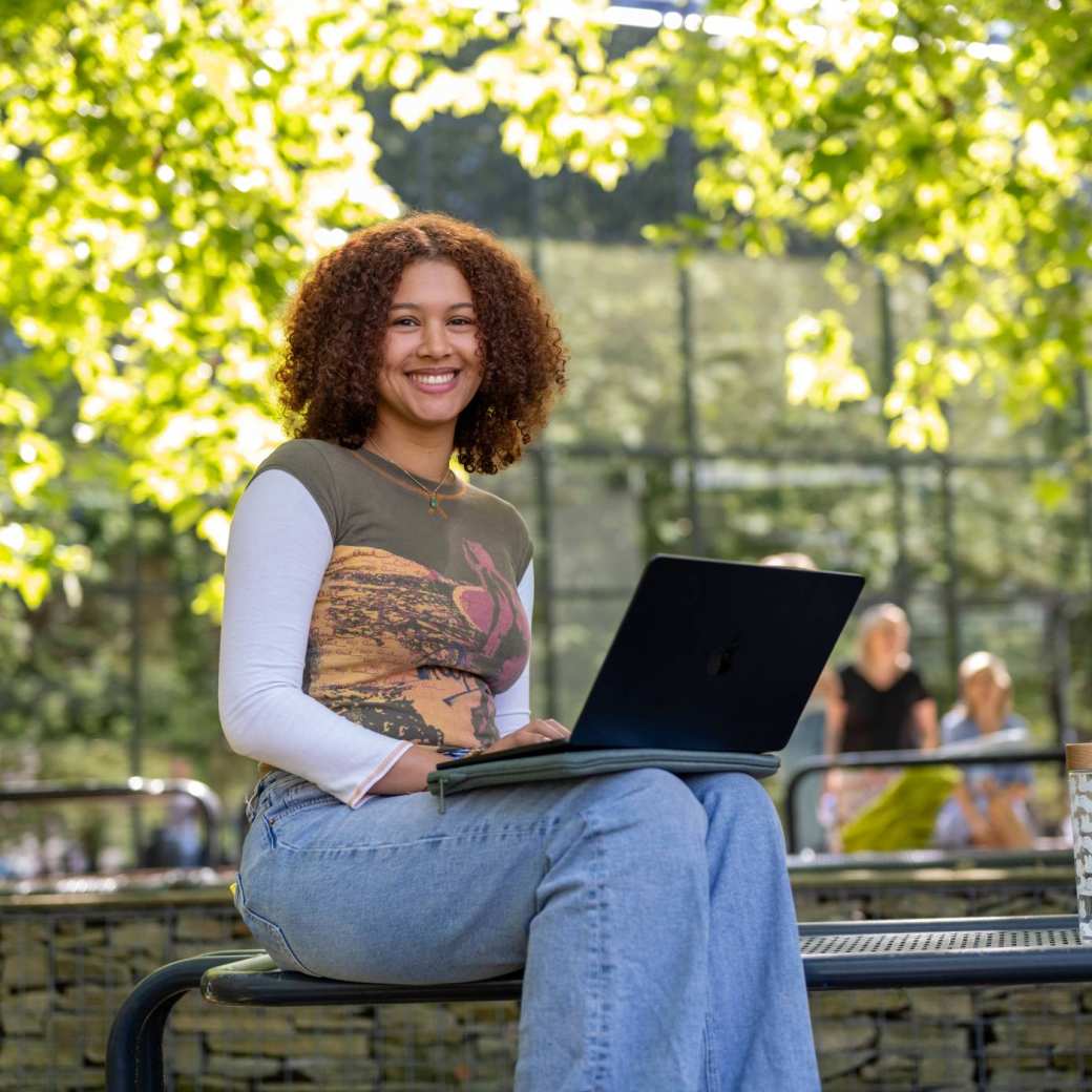 student op laptop onderzoekt opleidingen