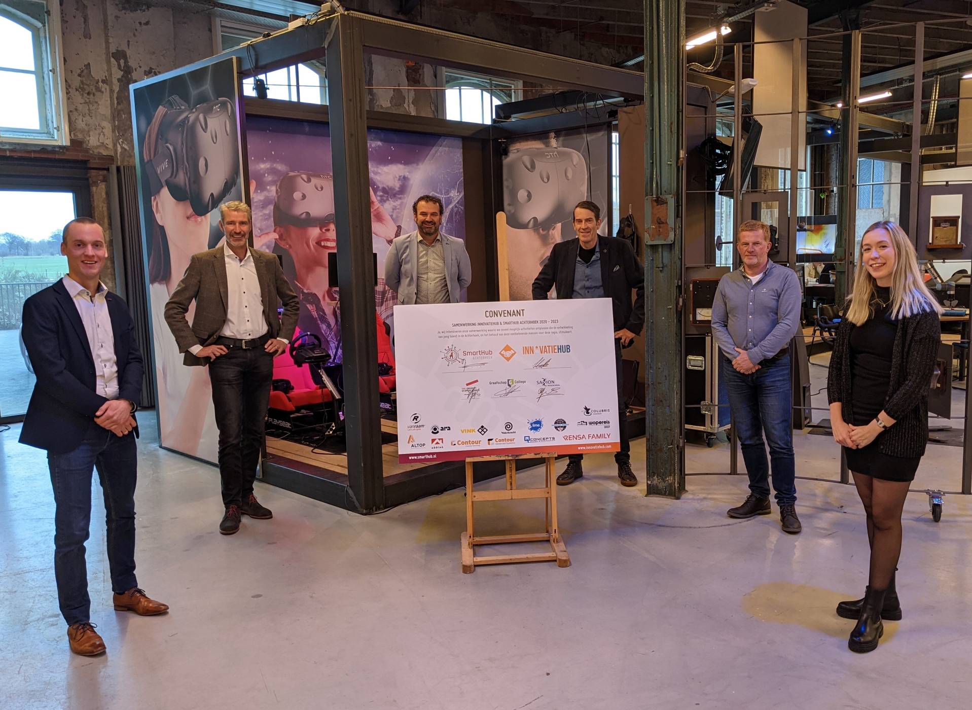 V.l.n.r. Maarten van Gils (HAN), Jan Kaak (SmartHub), Kees Nieuwenhuijse (Graafschap College), Hans Hutten (Innovatiehub), Bas Olde Hampsink (Saxion) en Marij Striekwold (projectmanager Innovatiehub en SmartHub Achterhoek).