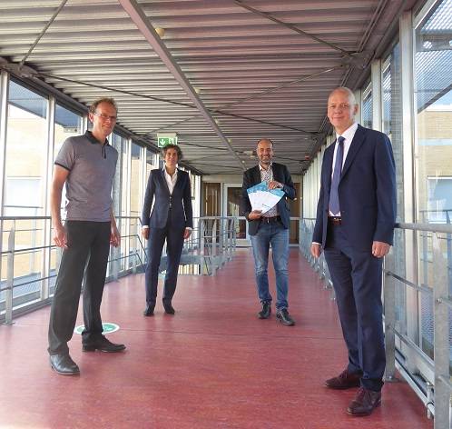 LEVE-lectoren Aart-Jan de Graaf, Richard van Leeuwen en Jeike Wallinga overhandigen de eerste whitepapers aan Frank Karelse van Regieorgaan SIA