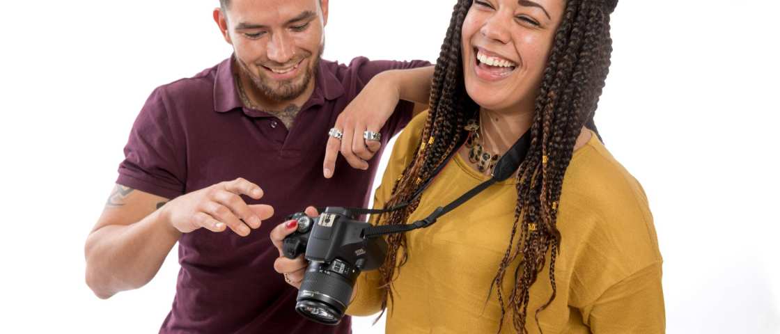 jongen en meisje lachend met fotocamera