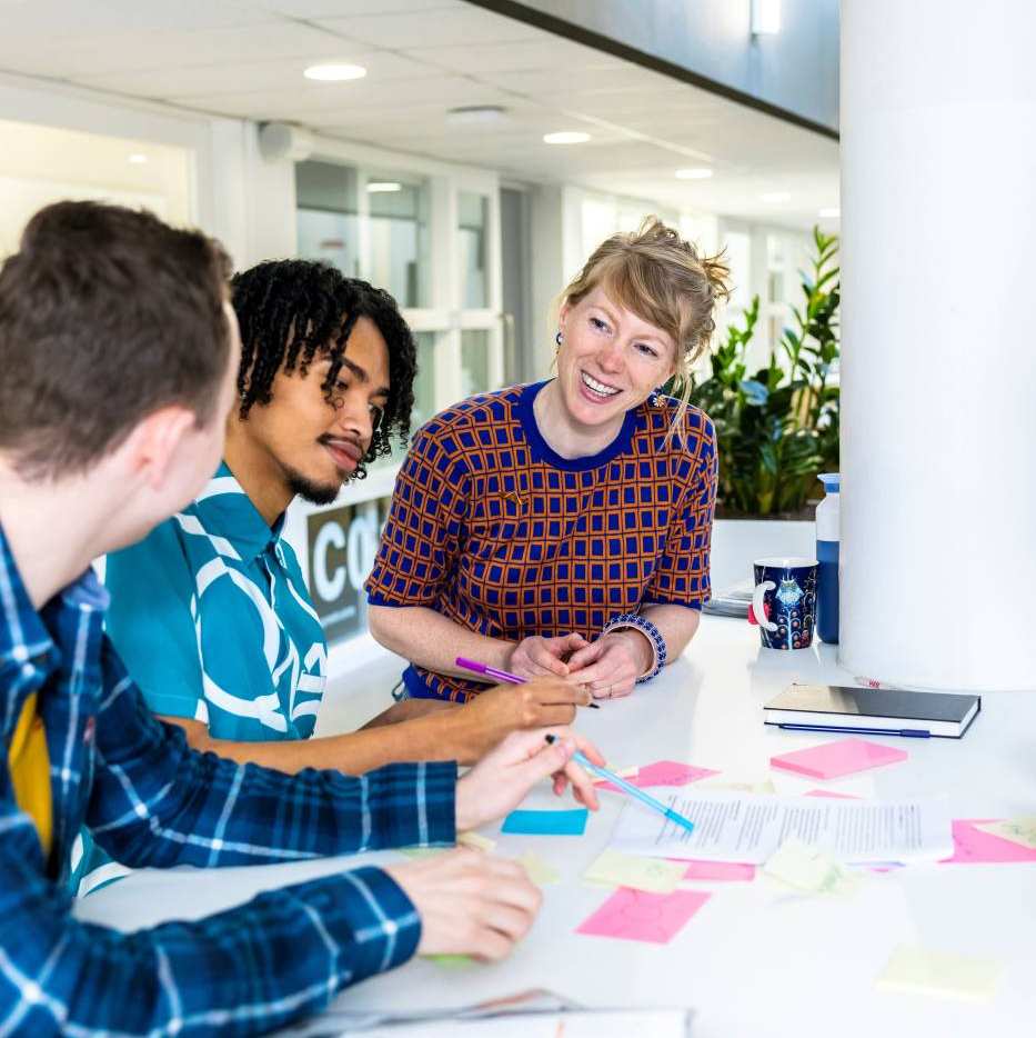 521719 Studenten en docenten CMD bezig met postits in de C-vleugel