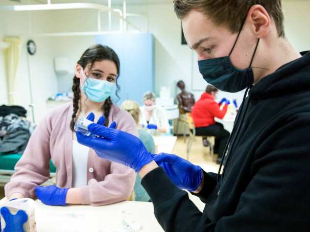 Studenten volgen een opfriscursus vaccineren om zich voor te bereiden op de COVID-vaccinaties.