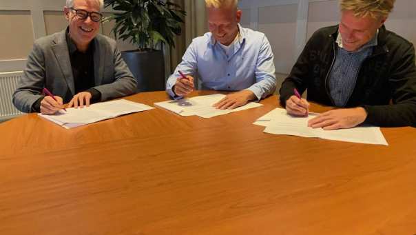 Ondertekening met Attent. Hans Kerstens, Ton Satink en Wiko Vlasblom
